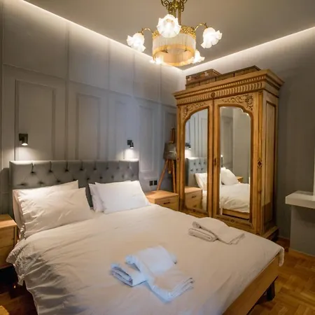 Apartment Victorian Elegance, Athens' Hidden Gem, 6br , 30sec To Metro , Ac , Netflix *
